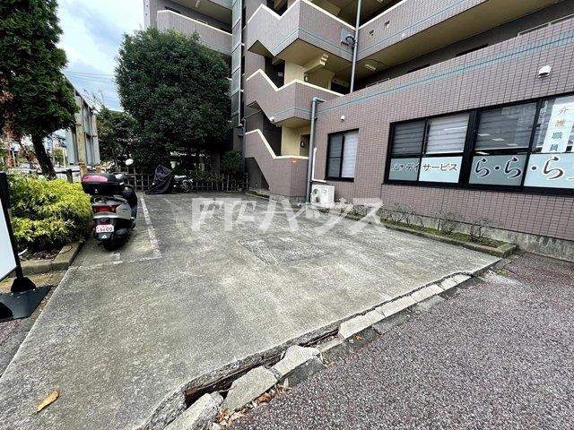 リヴェール・ビッグパインの駐車場