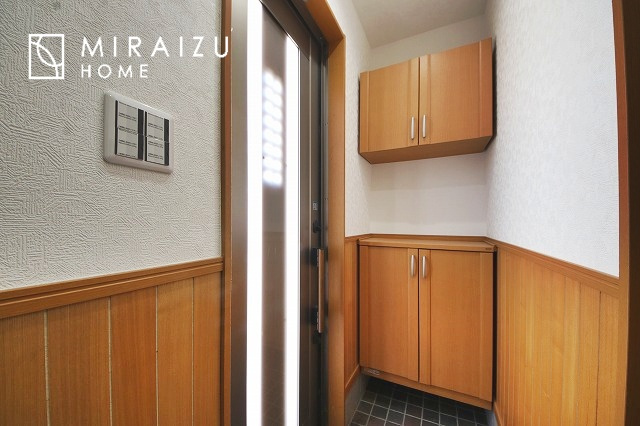 【玄関】 | 永く住むからこそシンプルで飽きのこないデザインに。ただいま、おかえりの温かな声が聞こえる玄関。