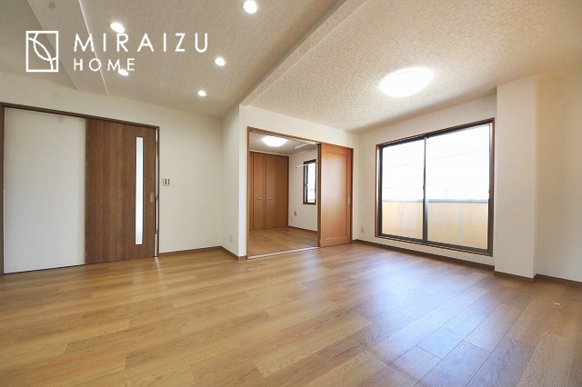 【居間・リビング】 | 自然光がたっぷりと室内に降り注ぎ、居心地の良い場所です。家族の笑い声が聞こえてきそうです。