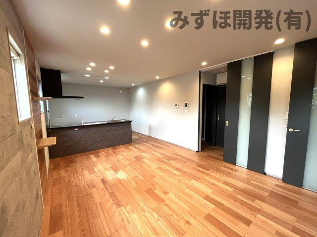 天童市柏木町2丁目1-1の居間・リビング|デザイン性の高い内装です。中央には利便性の高い棚付き。