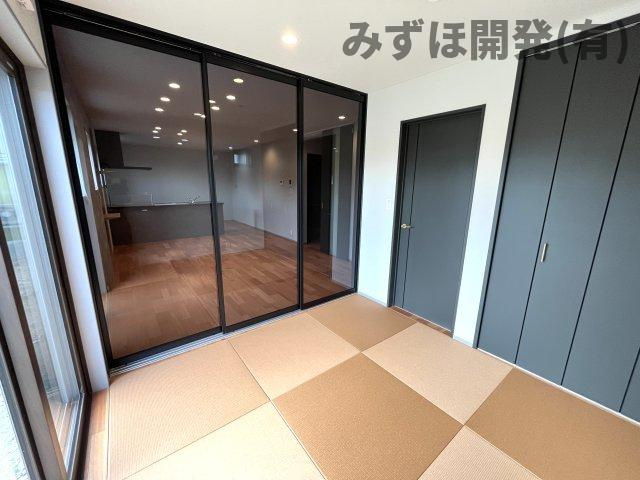 天童市柏木町2丁目1-1の和室|急な来客にも対応できる仕切りです。玄関から直接和室に入る事もできます。