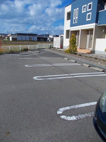 プレミナンス　Ｄの駐車場|駐車場に車を止められます