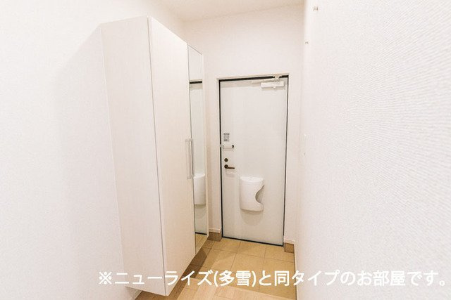 ＫＡＺＡＧＵＲＵＭＡ　Ⅳの玄関|収納もある玄関です