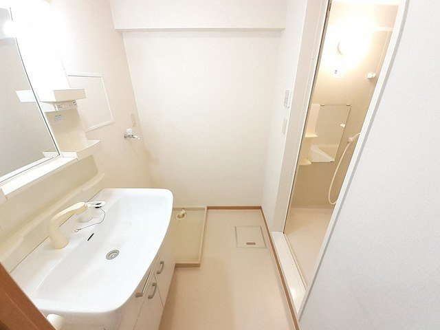 アルト・アヴァンツァートの洗面所|明るい洗面所です