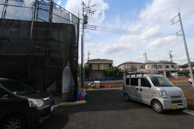 東村山市栄町の外観|建物は、家族が自然と集まる約20帖の広々としたLDKを中心に、パントリーや小屋裏収納を備えた機能的な設計となっています。