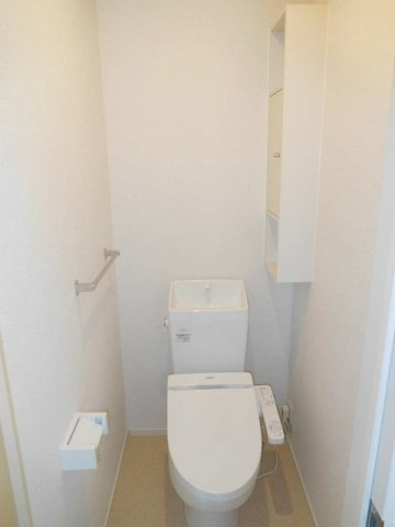 プラスワン神明　Ｂのトイレ|温水洗浄暖房便座、お掃除道具やトイレットペーパーなどを収納できる棚つき