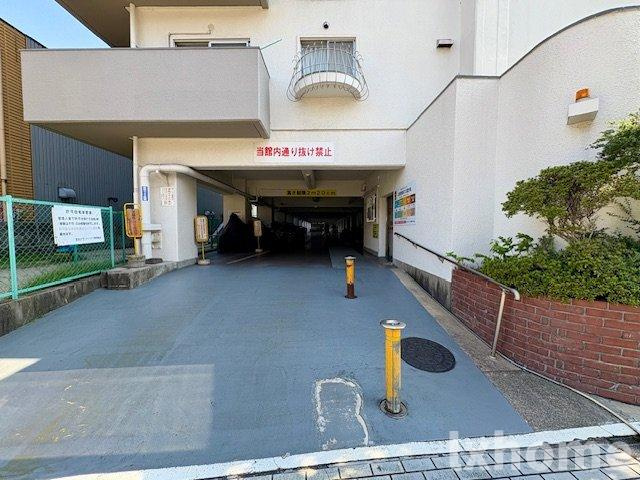 茨木グランドハイツの駐車場|車をお持ちの方に嬉しい駐車場付きの物件です