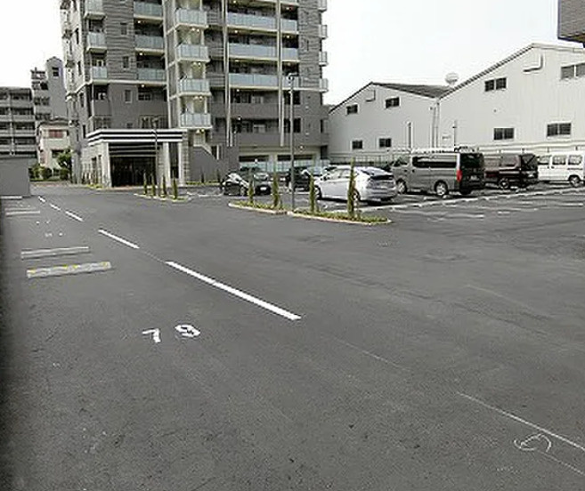 ウェスタ久留米けやき通りの駐車場|車をお持ちの方に嬉しい駐車場付きの物件です