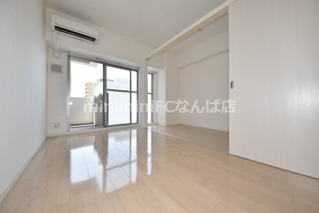 マリンズ心斎橋IIIの居間・リビング