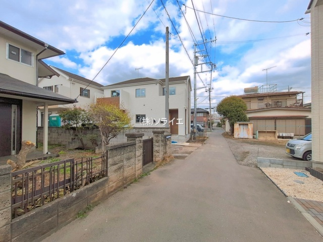 所沢市上新井全2棟　新築戸建　ハートフルタウンの前面道路含む現地写真
