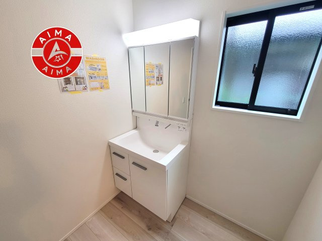 糟屋郡篠栗町尾仲2丁目第1-1棟（1号棟）の独立洗面台|毎日使うものだから清潔な空間を保ちたい水回り。洗面にはそんな願いを解消させてくれる収納アイデアが満載です。三面鏡の裏側にはキャビネットが現れ小物から背の高い物まで収納できます。