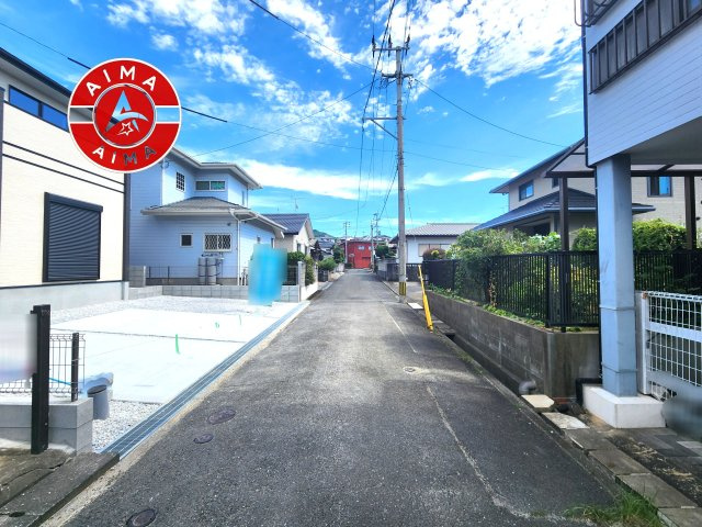 糟屋郡篠栗町尾仲2丁目第1-1棟（1号棟）の前面道路含む現地写真|前面道路は閑静な住宅地をはしる車通りの少ない道路。お車の出し入れが苦手なママや小さなお子様にも安心ですね。しっかり舗装もされているので、ベビーカーや自転車で通っても快適に通行できます。