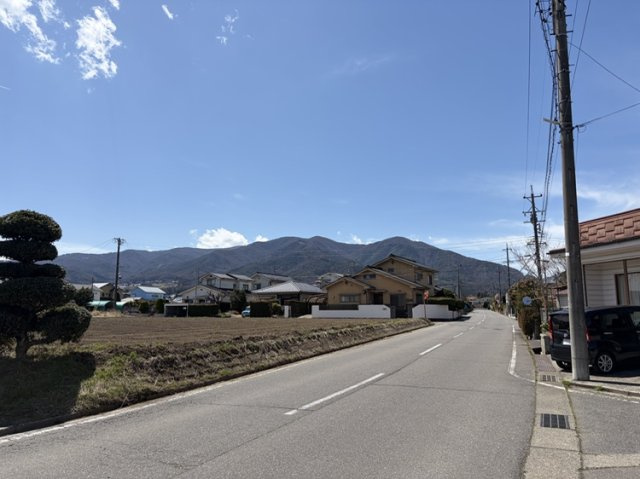 波田　中古住宅の前面道路含む現地写真