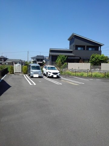 サンシャイン　ガーデンの駐車場|駐車場があるので、車を買う予定の方も安心です