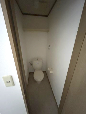 メゾンユタカのトイレ|落ち着いた色調のトイレです