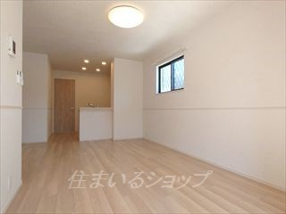 広島市安佐北区大林１丁目のアパートの居間・リビング|人気の対面キッチン