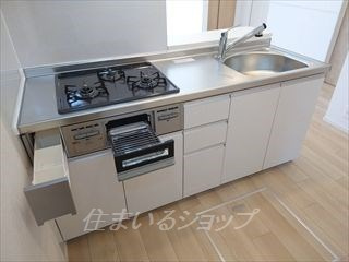 広島市安佐北区大林１丁目のアパートのキッチン|３口ガスコンロ・グリル付きシステムキッチン
