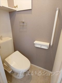 広島市安佐北区大林１丁目のアパートのトイレ|シャワートイレ・手すり・収納あり