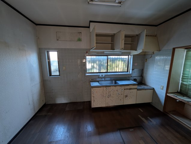 小郡市寺福童売中古一戸建のキッチン|６帖のダイニングキッチンです。