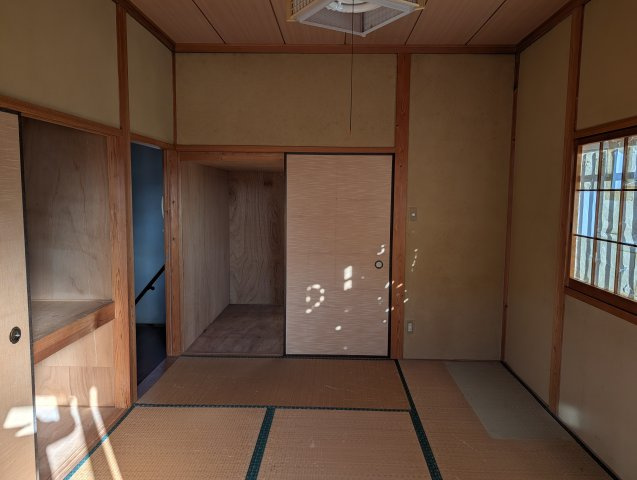 小郡市寺福童売中古一戸建の和室|押入や収納がある２階の和室です。