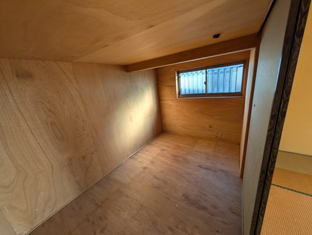 小郡市寺福童売中古一戸建の収納|２階の和室には広めの収納スペースがあります。