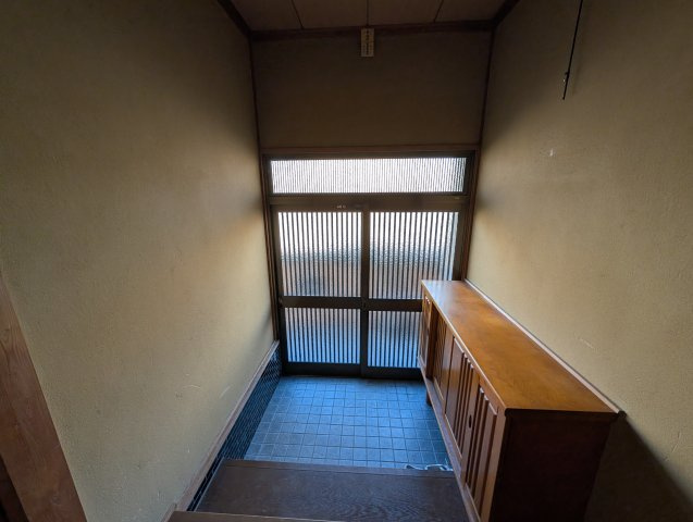 小郡市寺福童売中古一戸建の玄関|引き戸タイプの玄関ドアからは光が入ってきます。