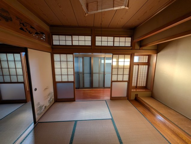 小郡市寺福童売中古一戸建の和室|床の間がある６帖の和室です。