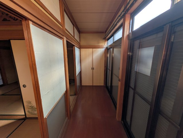 小郡市寺福童売中古一戸建のその他共用部分|和室と繋がる広縁があります。収納も付いています。
