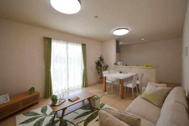 久留米市東合川新町第2-1号棟の内観：施工例|南向きの光が差し込む、明るい17帖リビング。