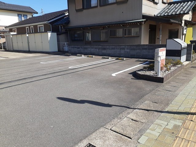 サニーイーストの駐車場