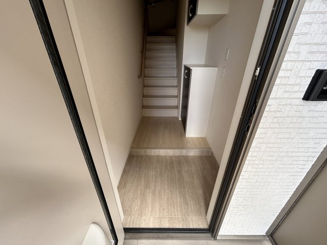 三木市宿原のアパートの玄関
