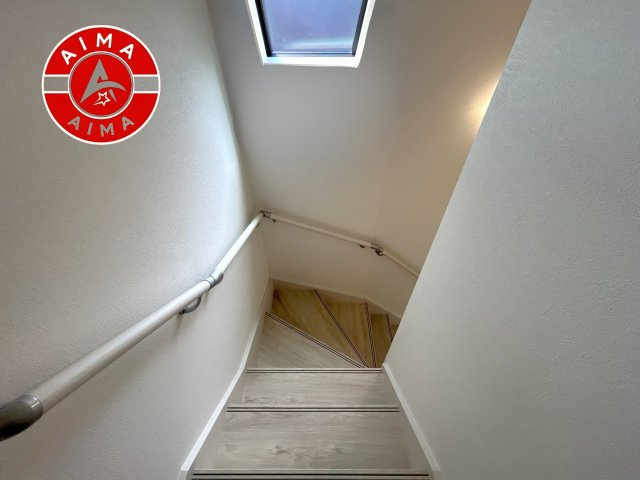 大野城市仲畑4丁目第1-2棟（1号棟）　の内観：施工例|＜手すり付階段＞手すりがないと階段の昇り降りで危険なことはもちろん、壁に手をつきながら歩くことで壁紙が汚れやすくなります。すべての方に快適に昇り降りしていただくため、手すりを設置しました。