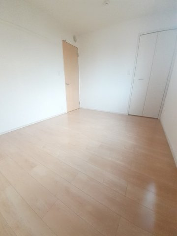 ディアベルジュⅠの寝室|クローゼット付の寝室です☆