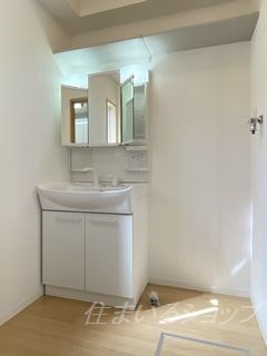 M’s Pronube 弐番館の洗面所|三面鏡付きシャンプードレッサー・窓あり