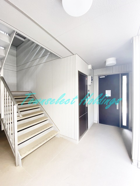 平塚市代官町のアパートのエントランス