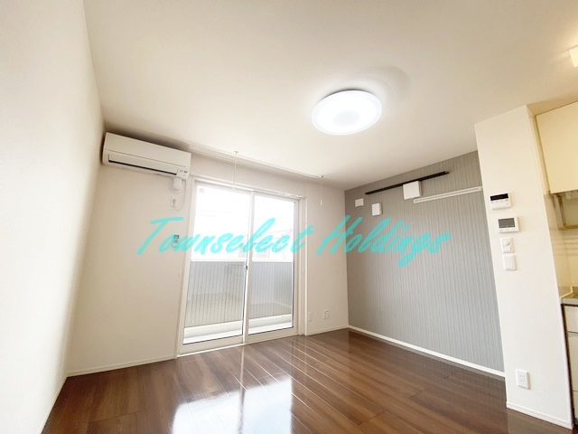 平塚市代官町のアパートの居間・リビング