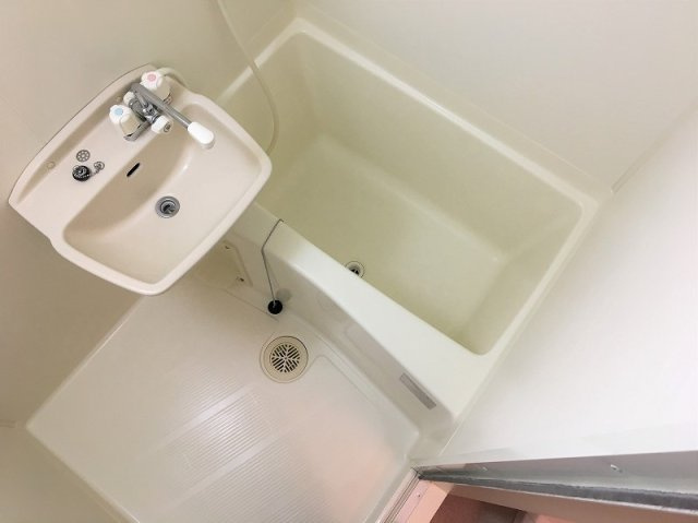 レオパレスＧ＆Ｃの浴室|落ち着いた空間のお風呂です