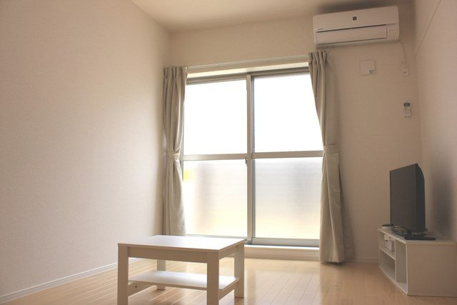 クレイノＴ　Ｈｏｕｓｅ　浦和の居間・リビング|1Fはフローリング、2Fはカーペット