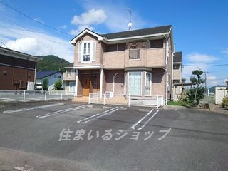 安芸高田市八千代町上根のアパートの駐車場