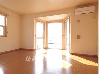 安芸高田市八千代町上根のアパートの居間・リビング