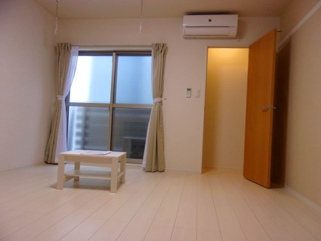 クレイノラーナⅡの居間・リビング|こちらの居間で趣味の時間をお楽しみください