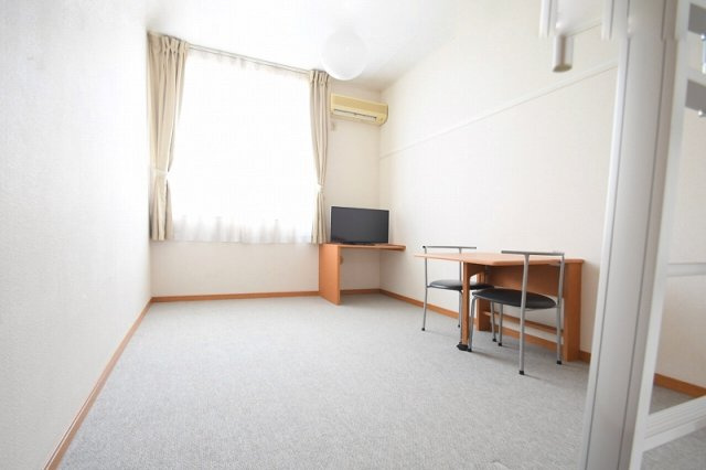 レオパレススリーウッドの居間・リビング|こちらの居間で趣味の時間をお楽しみください