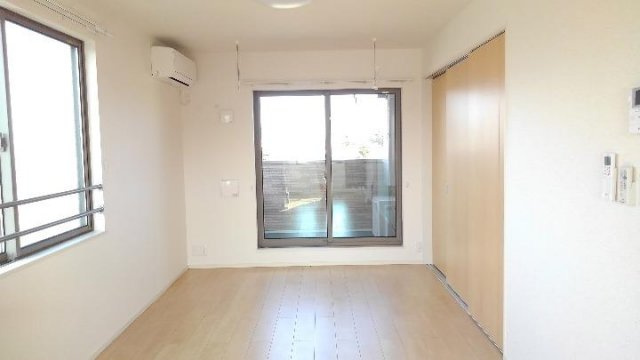 サンライズ　テラスの居間・リビング|こちらの居間で趣味の時間をお楽しみください