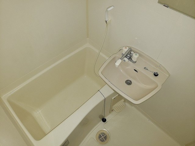 レオパレス椎名の浴室|ゆったり過ごせるお風呂です