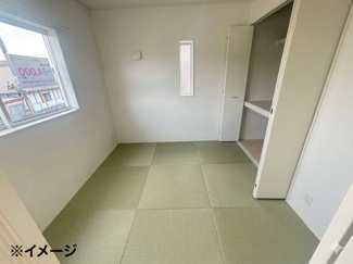 【和室】 | 東広島市八本松飯田4丁目（全4区画）No１ | リビング横に配された4.5畳の洋風和室。モダンな縁なし畳を採用しており、リビングとの一体感があります。押入収納も備えているため、来客用の寝室やお子様の遊び場、家事スペースとしても重宝します。