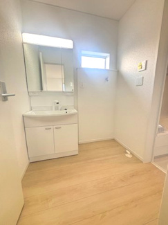 【独立洗面台】 | 東広島市八本松飯田4丁目（全4区画）No１ | 白を基調とした清潔感のある洗面脱衣所。窓からの採光により明るく、湿気も逃がしやすい設計です。洗濯機置場の横にもゆとりがあり、ランドリーラック等の設置も可能です。