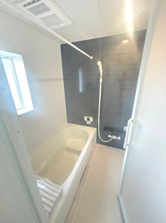 【浴室】 | 東広島市八本松飯田4丁目（全4区画）No１ | シックなアクセントパネルが落ち着いた雰囲気を演出するバスルーム。窓付きで自然換気がしやすく、カビの抑制にも効果的です。ゆったりとした浴槽で、一日の疲れを癒やすリラックスタイムを過ごせます。