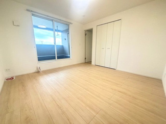 【洋室】 | 東広島市八本松飯田4丁目（全4区画）No１ | バルコニーに面した明るい洋室。大きな掃き出し窓から自然光が差し込み、日中は照明なしでも心地よく過ごせます。クローゼットも完備されており、主寝室や子供部屋など多目的に活用できる広さです。