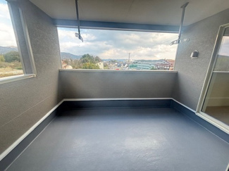 【バルコニー】 | 東広島市八本松飯田4丁目（全4区画）No１ | 奥行きと幅を確保したワイドなバルコニー。屋根があるインナーバルコニー仕様のため、急な雨でも洗濯物が濡れにくく安心です。周囲に高い建物がないため、視界が開けた開放的な眺望を楽しめます。