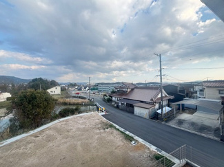 【展望】 | 東広島市八本松飯田4丁目（全4区画）No１ | バルコニーからの眺望。前面道路が広く、向かいの建物との距離が保たれているため、室内にいても開放感があります。空が広く見渡せる、落ち着いた住環境です。